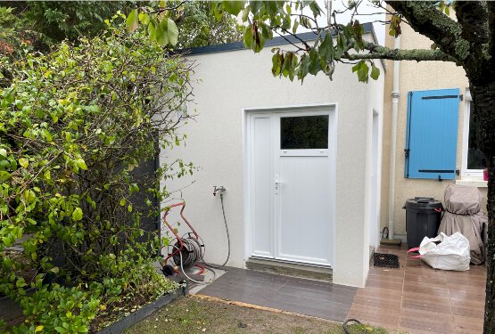 Annexe de jardin en béton enduit